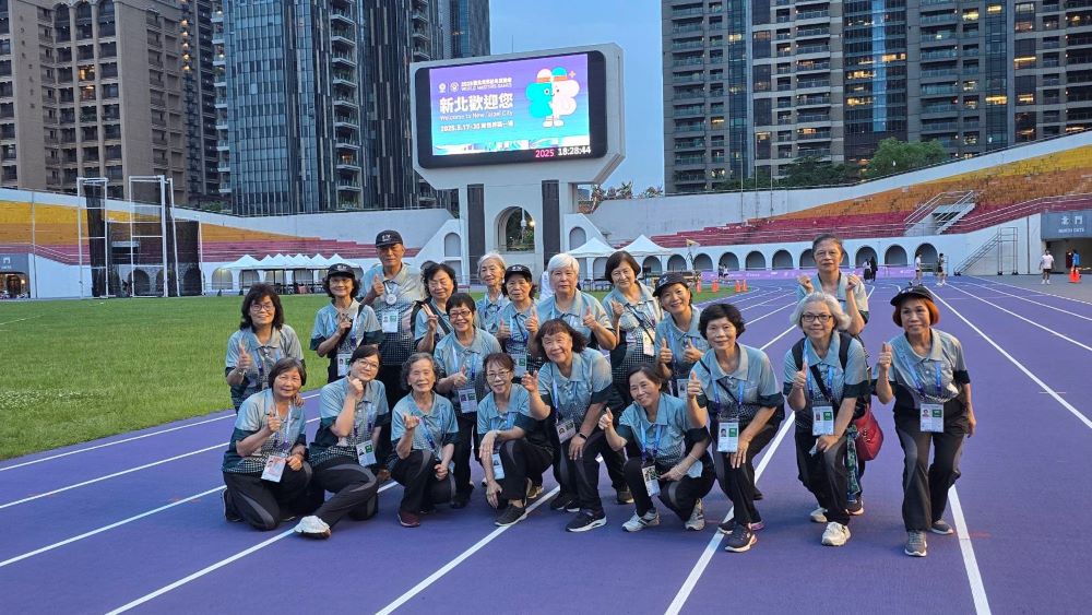 服務身障選手無微不至 世壯運志工獲邀到日本 3 《圖說》天元慈善功德會志工隊在板橋運動場為帕拉選手一對一服務。〈社會局提供〉