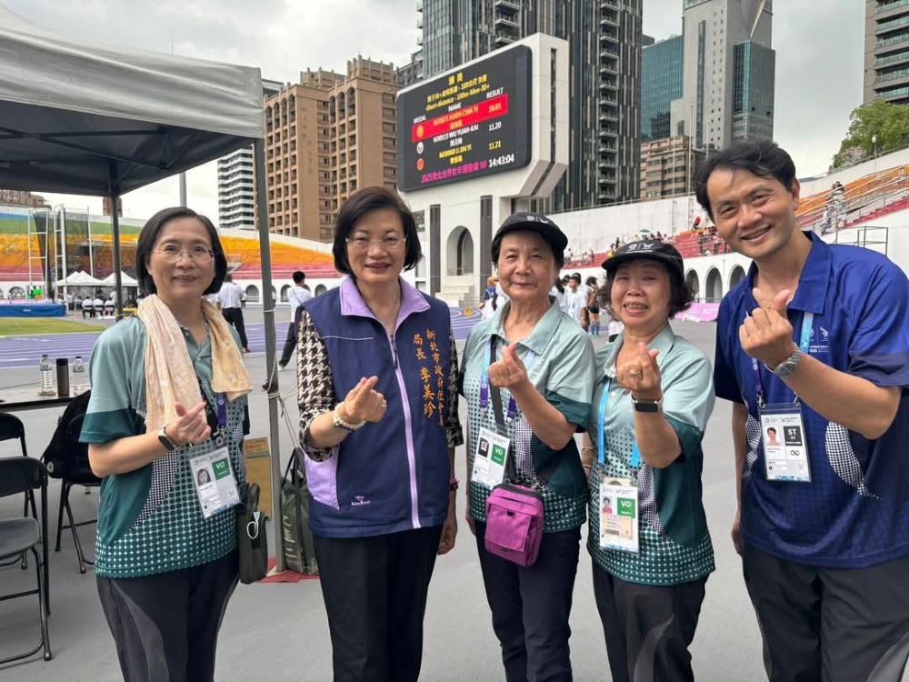服務身障選手無微不至 世壯運志工獲邀到日本 1 《圖說》社會局長李美珍(左2)到板橋體育場為服務的志工加油打氣,右3為 新北市志願服務協會理事長陳秋蘭。〈社會局提供〉