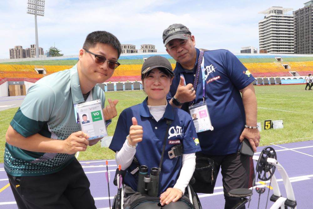 服務身障選手無微不至 世壯運志工獲邀到日本 2 《圖說》個人志工杜忠憲(左)因為窩心的服務,獲得日本射箭選手阿雅(AYA)和教練的感動,教練還特別送他一個2027年下屆日本關西世壯運的徽章。〈社會局提供〉