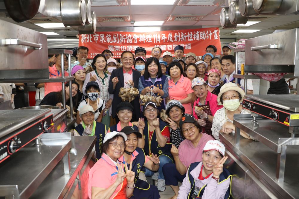 關懷弱勢 眾能協會、黎明師生包肉粽送暖 2 《圖說》眾能創新協會和黎明師生合包的肉粽,由志工送到泰山國小贈給弱勢家庭的學生。〈社會局提供〉