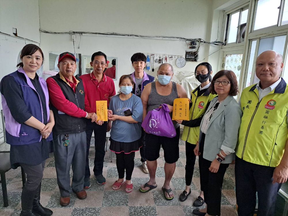 脆家3名子女罹罕病 圓融與一竹慈善會救援24萬元 1 《圖說》圓融與一竹慈善會救援24萬元給脆家,左1為土城社福中心主任林沂儒,右1為圓融行善團團長許誥 左3為一竹慈善會理事長陳輝韓,右2為社會局副局長許秀能。〈社會局提供〉