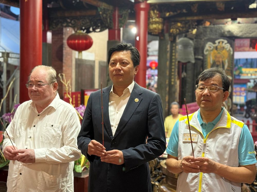 先嗇宮神農文化祭熱鬧登場 朱惕之祈求新北穀物豐收 2 《圖說》先嗇宮「神農文化祭」今日晚間熱鬧登場,新北市副市長朱惕之代表市長侯友宜參拜祈福,祈求穀物豐收、百姓安康、四時無災、八節有慶。〈民政局提供〉