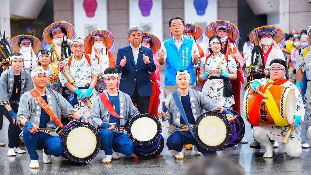 國際友人支持世壯運 侯友宜邀訪賓走讀府中 3 《圖說》北海道白糠町在板橋車站表演白糠馬舞,吸引許多旅客駐足欣賞。中為棚野孝夫町長及板橋區長陳奇正。〈秘書處提供〉