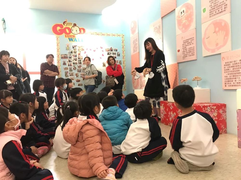 端午放電趣 新北觀光工廠連假玩透透 1 《圖說》玉美人孕婦裝觀光工廠透過導覽與孕婦模擬體驗,引導孩子認識生命的起點,進一步體會媽媽懷胎十月的辛勞。〈經發局提供〉