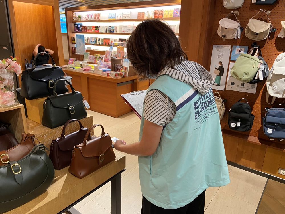 母親節好禮放心買 新北啟動專案抽查把關 1 《圖說》新北市經發局針對轄內商家辦理母親節商品專案抽查,讓市民朋友安心購買有保障。〈經發局提供〉