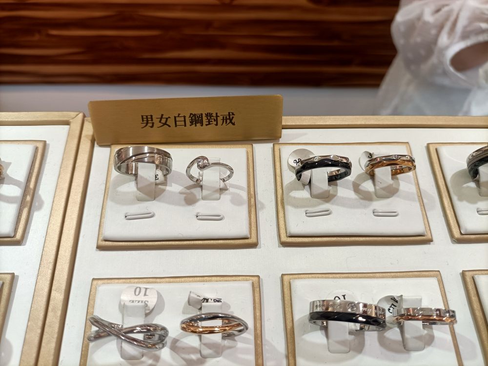 母親節好禮放心買 新北啟動專案抽查把關 3 《圖說》飾品類商品主要缺失為未標示製造商或進口商(名稱、地址、電話)、原產地、製造年月、主要成分或材料、淨重、容量、數量或度量等資訊。〈經發局提供〉