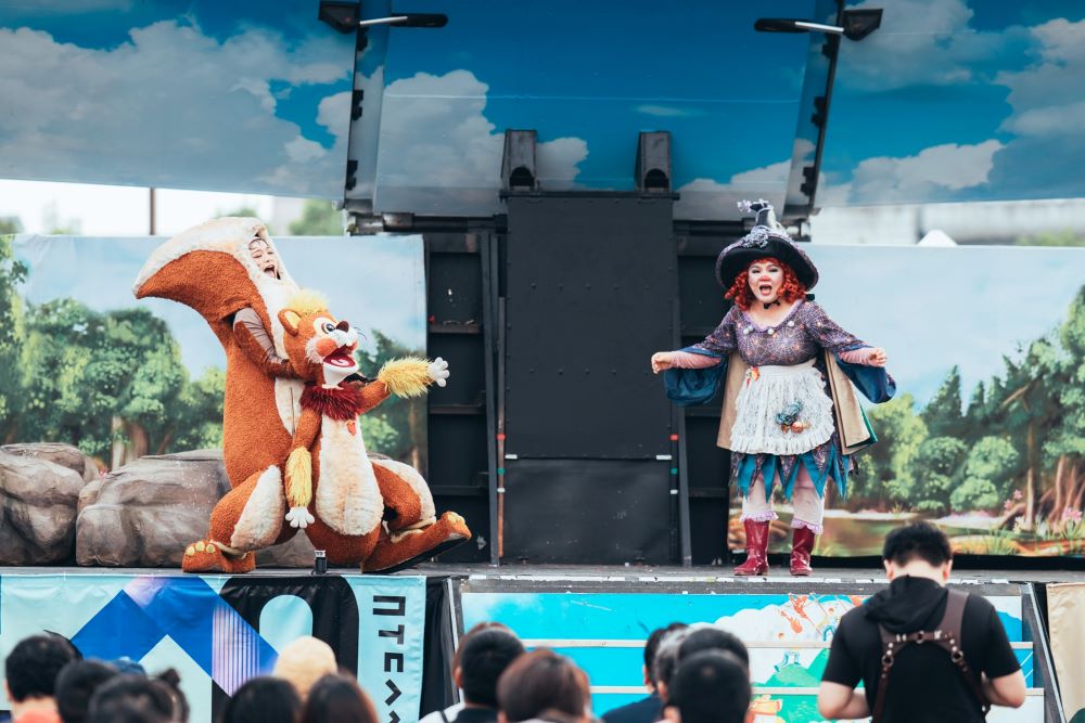 「紙風車劇團」熱鬧開演 新北市美術館開館第三週活動登場 12 《圖說》紙風車劇團今日於新北市美術館,演出《巫頂環遊世界》。〈文化局提供〉二