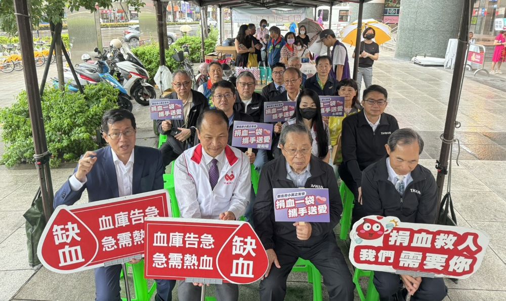 捐血一袋攜手送愛 新北市小英之友會公益風雨無阻 1 《圖說》參與活動所有來賓合照,前排左一為立法院榮譽顧問羅致政。〈新北市小英之友會提供〉