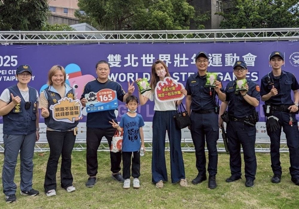 世壯運足球新北首戰 新莊警嚴密安檢熱情宣導 5 《圖說》 2025世壯運首場足球賽今於新莊輔仁大學田徑場登場,新莊分局全力投入足球場館安全維護與交通疏導勤務。〈新莊分局提供〉