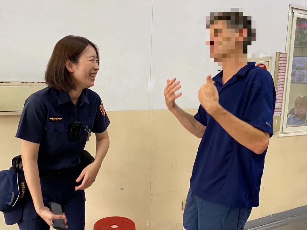 另類國民外交 新莊美女正妹警流利翻譯為外籍選手解圍 1 《圖說》警員陳宇彤於桌球場館協助紐西蘭籍選手。〈新莊分局提供〉