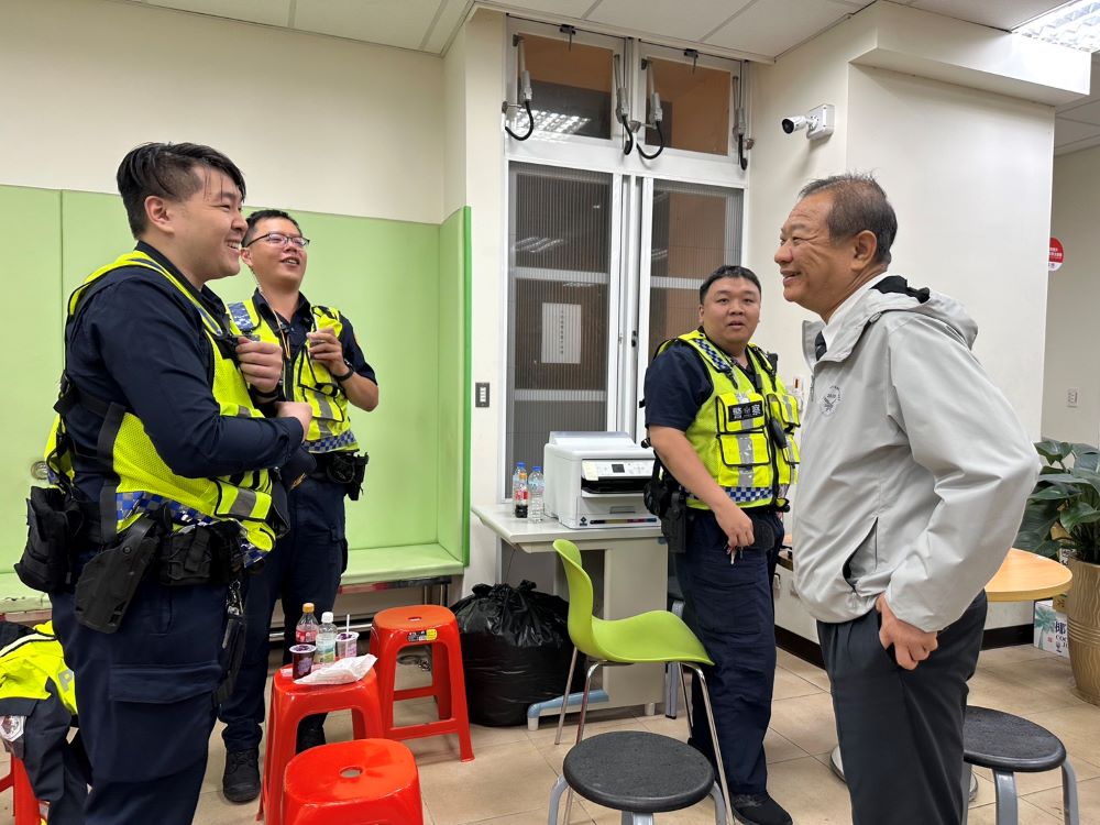 新莊警超前部署周全詳規劃 地藏庵大拜拜圓滿落幕 1 《圖說》新北市警察局長廖訓誠親臨慰勞遶境勤務執勤同仁。〈新莊分局提供〉