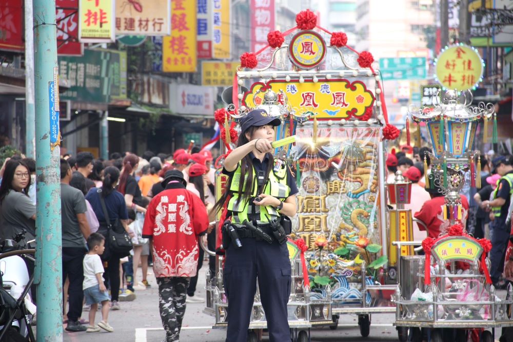 新莊警超前部署周全詳規劃 地藏庵大拜拜圓滿落幕 3 《圖說》地藏庵勤務同仁協助交通疏導、安全維護執勤照。〈新莊分局提供〉