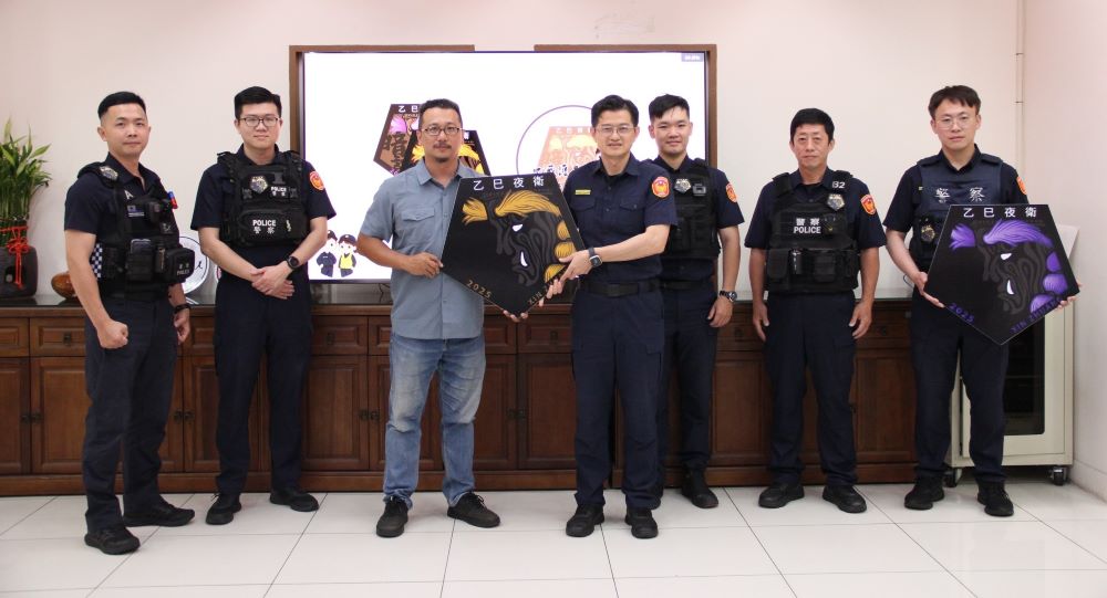 新莊大拜拜守護治安 警化身「現代官將首」 1 《圖說》林秉宥議員致贈分局官將首形象臂章,由分局長陳保緒代表受贈。〈新莊分局提供〉