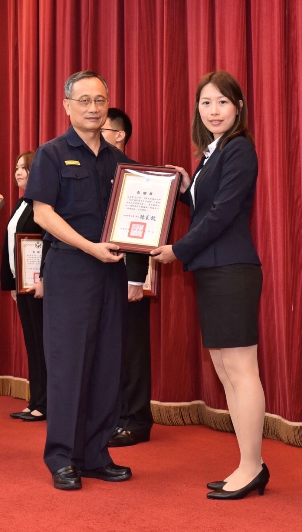 另類國民外交 新莊美女正妹警流利翻譯為外籍選手解圍 2 《圖說》警員陳宇彤於108年擔任國際警察合作論壇之外賓接待人員,獲時任署長陳家欽頒感謝狀。〈新莊分局提供〉〈新莊分局提供〉