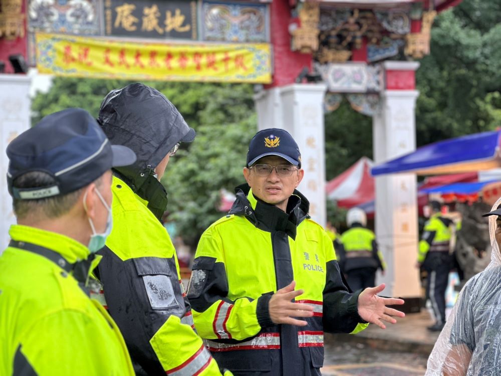 新莊警超前部署周全詳規劃 地藏庵大拜拜圓滿落幕 2 《圖說》新莊分局長陳保緒〈中〉全程參與繞境勤務。〈新莊分局提供〉