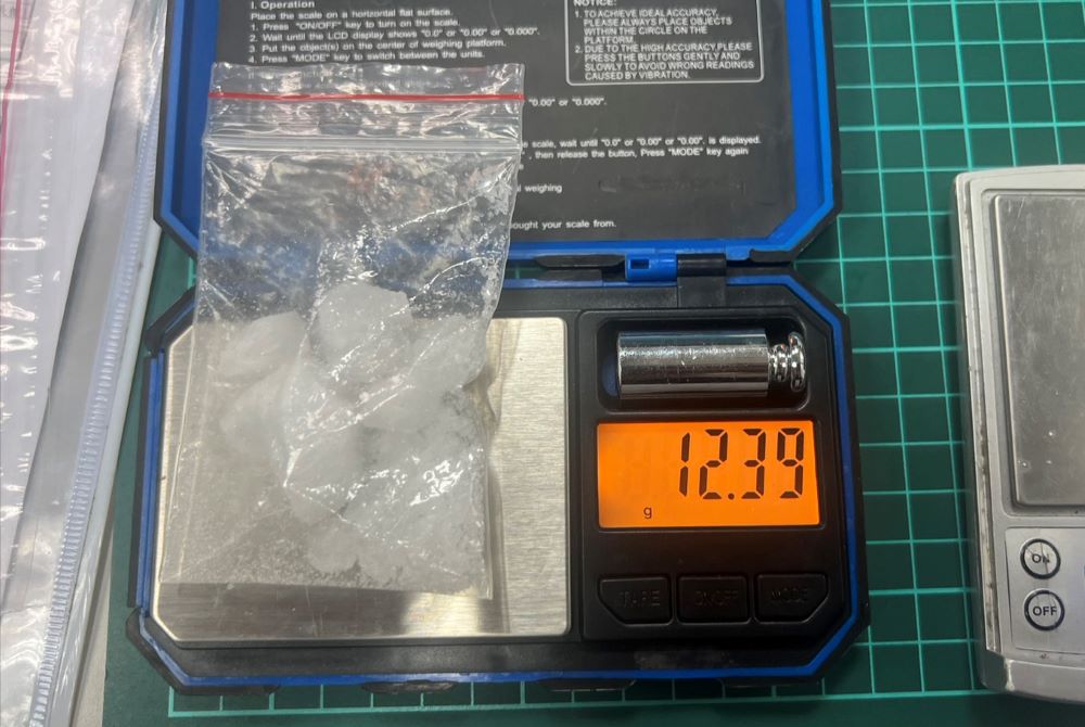 新莊警網巡揪詐團 犯嫌收卡遭逮 1 《圖說》陳姓犯嫌小客車上查扣第二級毒品安非他命1包,總毛重12.39公克。〈新莊分局提供〉