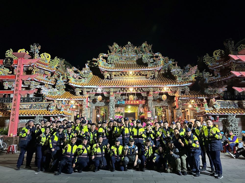 新莊警超前部署周全詳規劃 地藏庵大拜拜圓滿落幕 4 《圖說》全體執勤同仁於勤務結束在地藏庵前合照留念,為此次遶境活動劃下完美句點。〈新莊分局提供〉