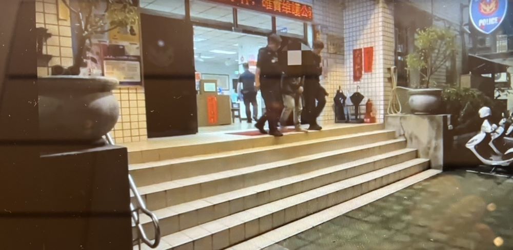 新莊警網巡揪詐團 犯嫌收卡遭逮 2 《圖說》陳嫌依詐欺、洗錢防制法及毒品罪嫌移請偵辦。〈新莊分局提供〉