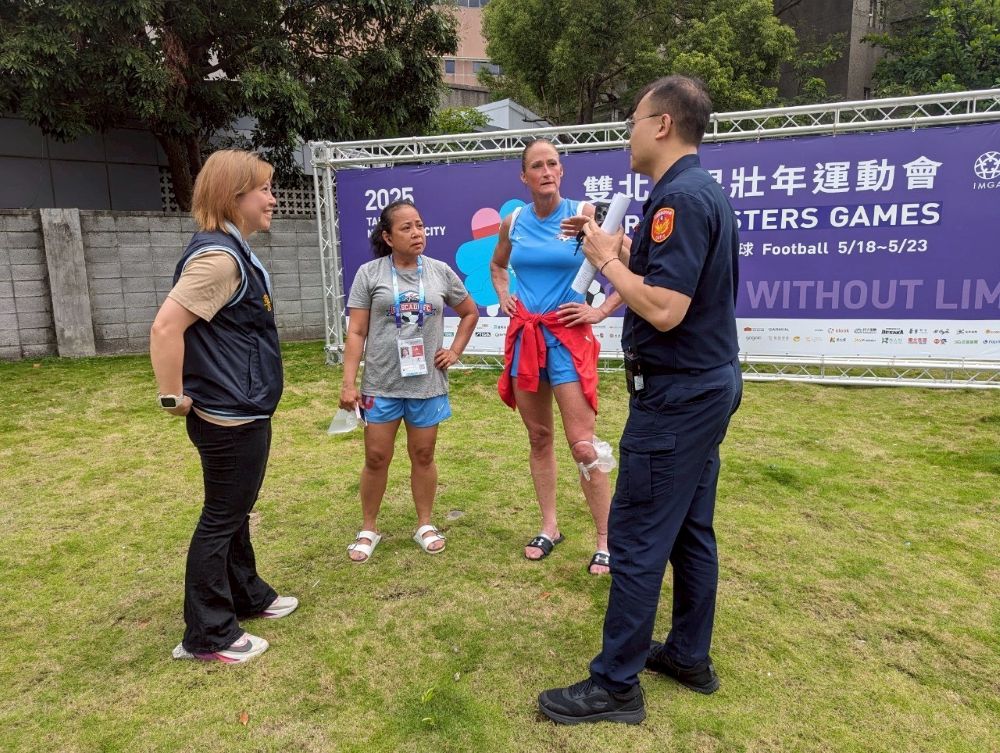 世壯運足球新北首戰 新莊警嚴密安檢熱情宣導 7 《圖說》新莊警方把握國際交流機會,以外語向選手主動展開反詐騙宣導,有疑慮可隨時撥打165反詐騙專線尋求協助。〈新莊分局提供〉
