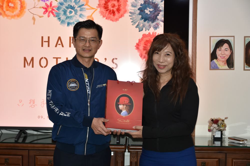 溫馨母親節獻畫 新莊警讓波麗士媽媽找自己 1 《圖說》新莊分局長陳保緒致贈藝術家歐筱君母親節禮物。〈新莊分局提供〉