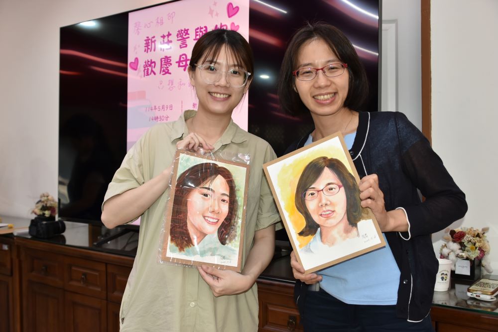 溫馨母親節獻畫 新莊警讓波麗士媽媽找自己 3 《圖說》新莊分局女同仁紛紛大讚:「畫得真的好像!一定會好好珍藏這幅畫作!」。〈新莊分局提供〉