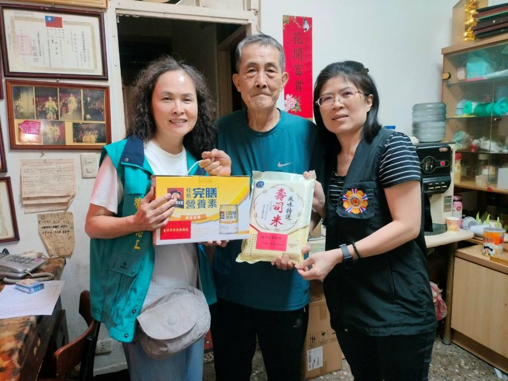端午粽飄香 臺北市榮服處關懷榮民眷送愛心 4 《圖說》臺北市榮民服務處服務組長辜雅貞〈右一〉偕輔導員及社區服務組長,於信義區關懷訪視榮民眷。〈臺北市榮服處提供〉