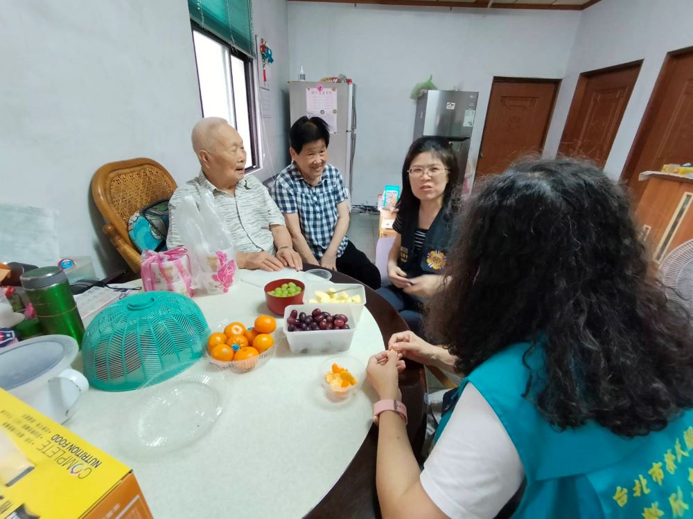端午粽飄香 臺北市榮服處關懷榮民眷送愛心 6 《圖說》辜雅貞組長與長輩們親切互動、閒話家常,細心傾聽他們的生活點滴。〈臺北市榮服處提供〉