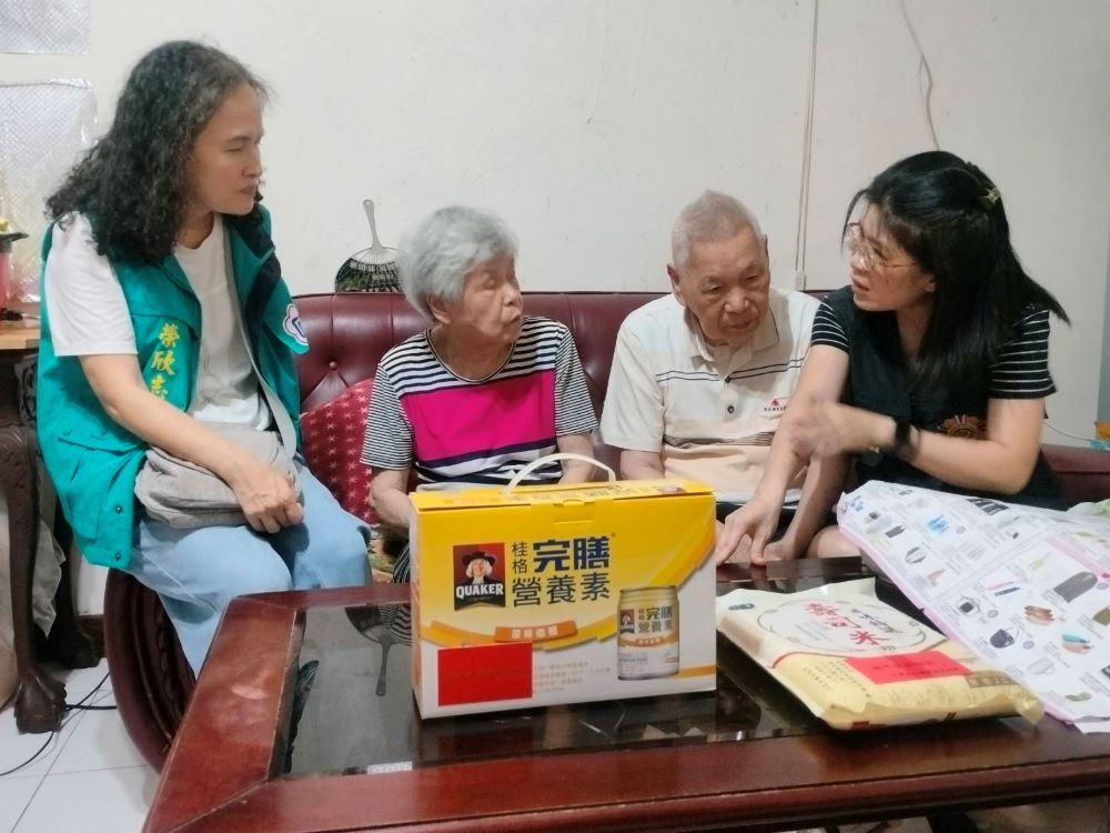 端午粽飄香 臺北市榮服處關懷榮民眷送愛心 5 《圖說》辜雅貞組長鼓勵長者預約參訪榮民之家、考慮入住,以安享晚年生活。〈臺北市榮服處提供〉