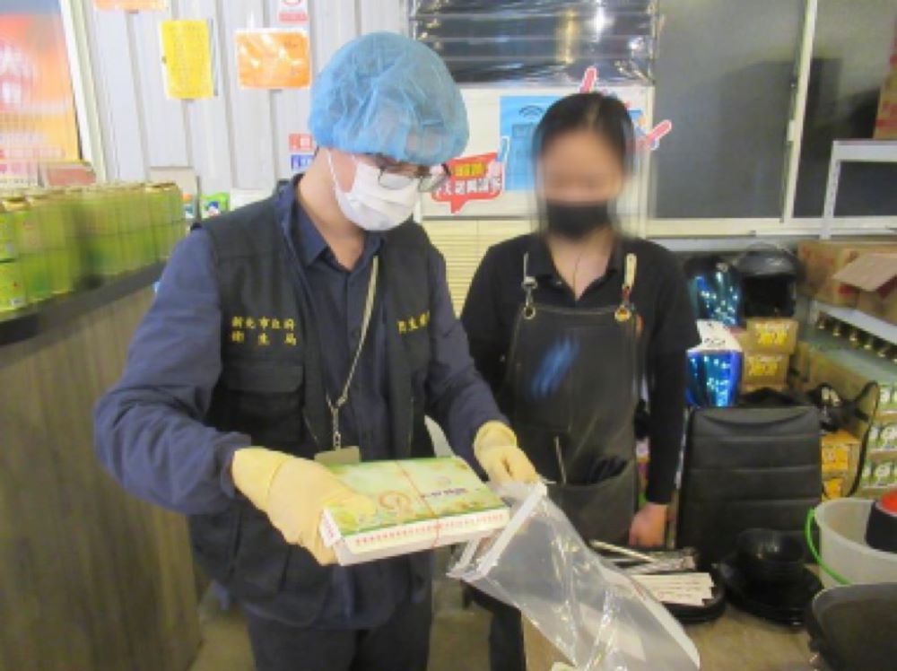 迎接雙北世壯運 新北加強稽查輔導食品安全 1 《圖說》稽查抽驗世壯運場館周邊餐飲業者。〈衛生局提供〉