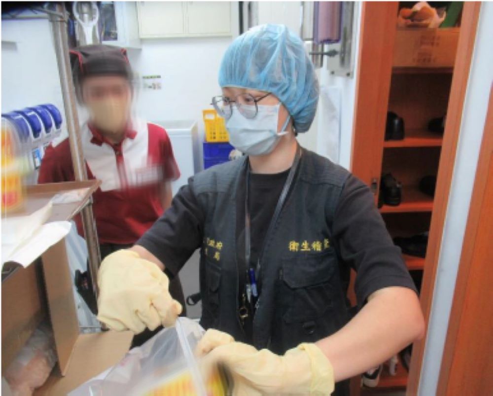 迎接雙北世壯運 新北加強稽查輔導食品安全 2 《圖說》稽查抽驗世壯運場館周邊餐飲業者。〈衛生局提供〉
