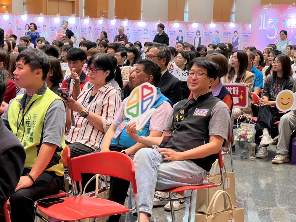 肯定默默奉獻 新北表揚傑出暨優良護理人員 3 《圖說》市議員曾煥嘉特助游文沂出席新北市第13屆護理傑出獎暨優良護理人員頒獎典禮,以行動表示對她們長期堅守崗位,為守護市民健康默默奉獻給予肯定。〈記者葉柏成攝〉