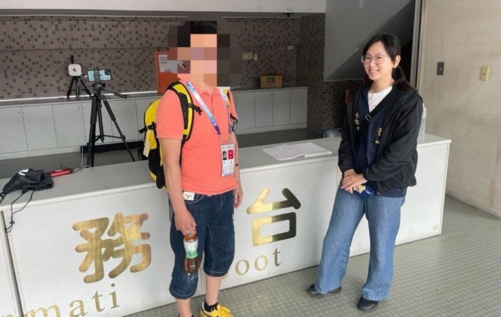 另類國民外交 新莊美女正妹警流利翻譯為外籍選手解圍 3 《圖說》世壯運場館派駐外事警力,新莊分局防治組外事警員王育如協助日本籍選手,解釋檢錄流程。〈新莊分局提供〉