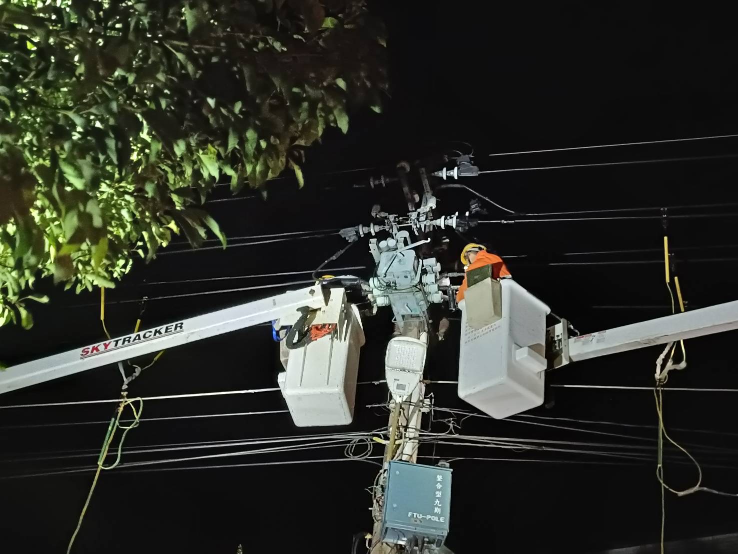 穩定端午供電總動員 台電北西區處維護電網不打烊 1 《圖說》台電北西區處加強巡視工作,若遇停電事故,請撥打1911客服專線,台電將盡速恢復供電。〈台電北西區處提供〉