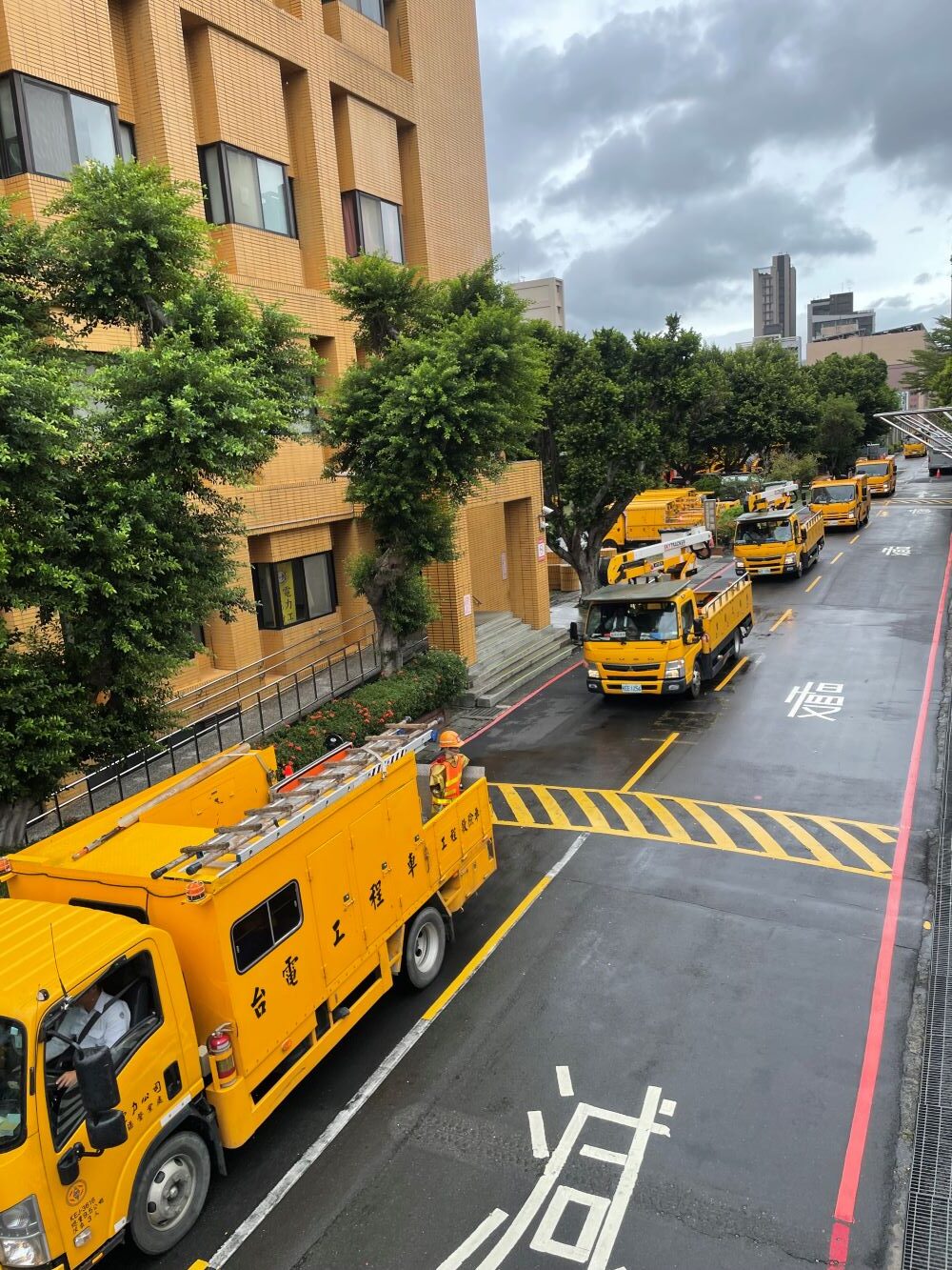穩定端午供電總動員 台電北西區處維護電網不打烊 3 《圖說》北西區處持續動員大批人力與專業裝備進行維護電網作為,力求穩定供電,確保民眾用電無虞。〈台電北西區處提供〉