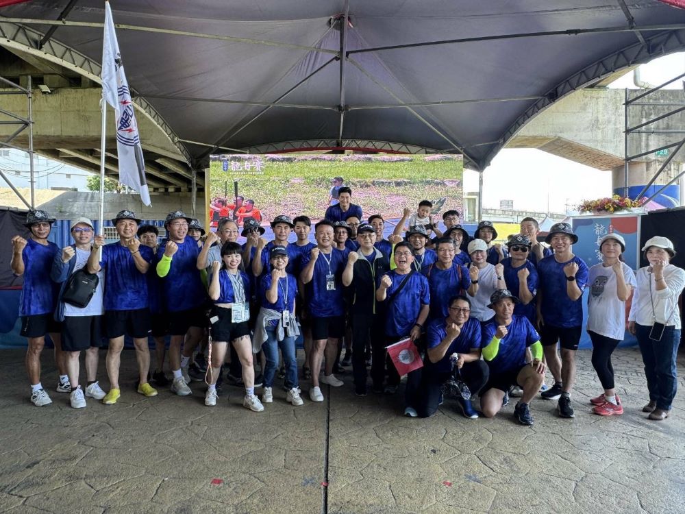 展現供電Power硬實力 台電北西搶修隊勇闖新北議長盃龍舟賽 5 《圖說》台電搶修隊首次參加「新北市議長盃第十五屆龍舟錦標賽」,副總蔡志孟、副總陳銘樹及電力工會理事長吳有彬到場力挺搶修隊。〈台電北西區處提供〉
