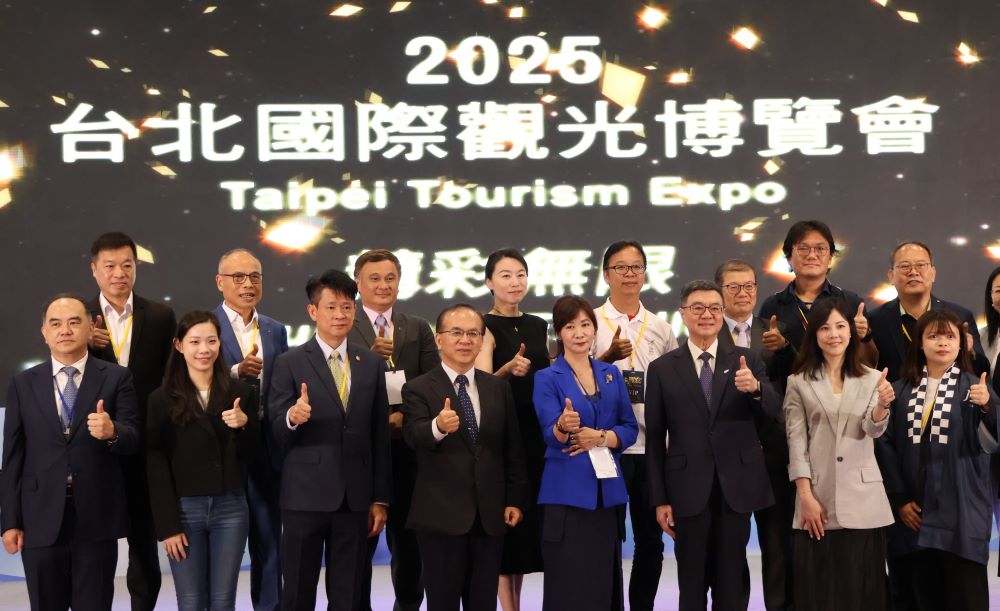 台北國際觀博會即起四天 新北館碧潭水舞季搶先登場 3 《圖說》2025台北國際觀光博覽會於世貿盛大展開,新北巿觀旅局長楊宗珉(後排左5)參與揭幕典禮。〈觀旅局提供〉