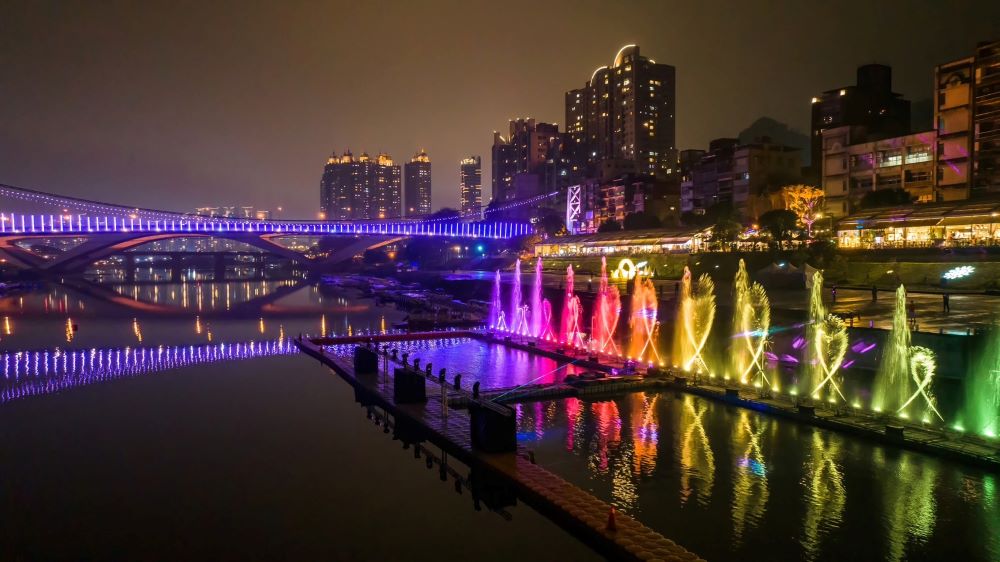 運動無界旅遊無限 世壯運遊新北體驗多元 4 《圖說》絢爛水舞於碧潭夜空綻放,水柱隨音樂起舞,燈光倒映水面,織就夏季最夢幻視覺饗宴--2024水舞資料照片。〈觀旅局提供〉