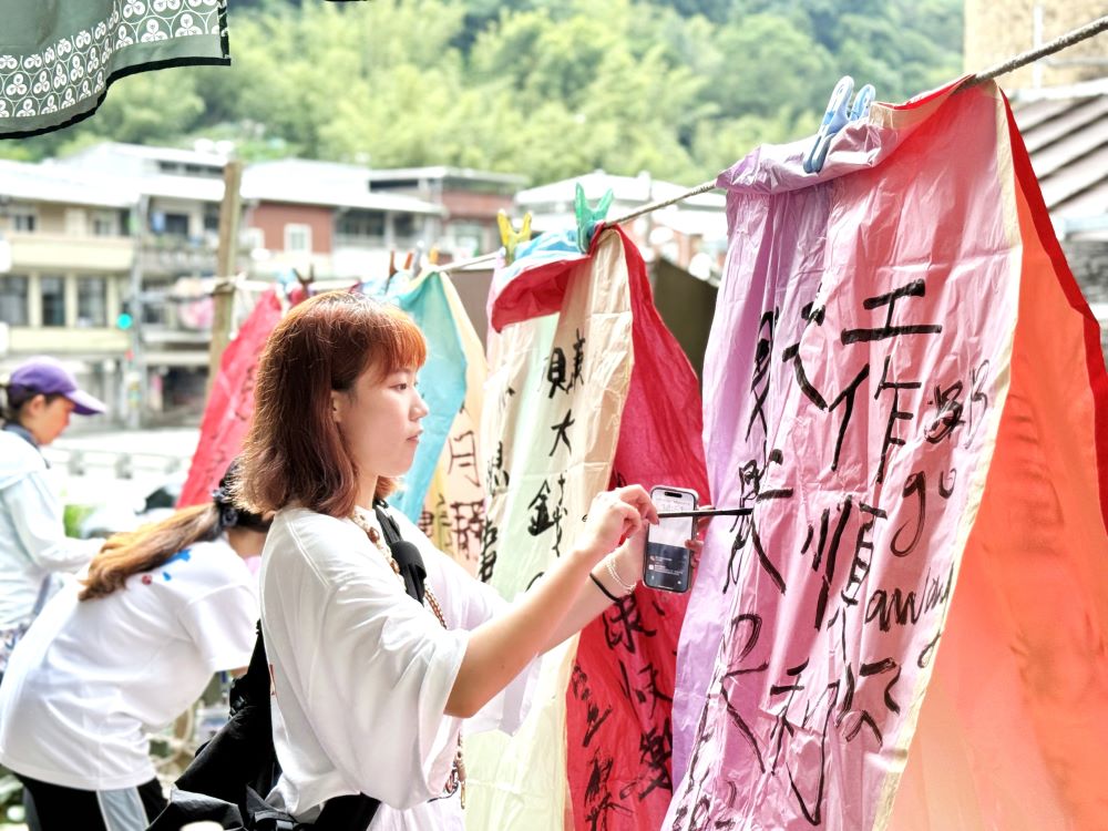 優惠免費體驗 新北加碼四大亮點喜迎世壯運 4 《圖說》用沾墨汁的毛筆在天燈上寫下願望與祝福,讓緩緩升空的天燈將心意傳向天空。〈觀旅局提供〉