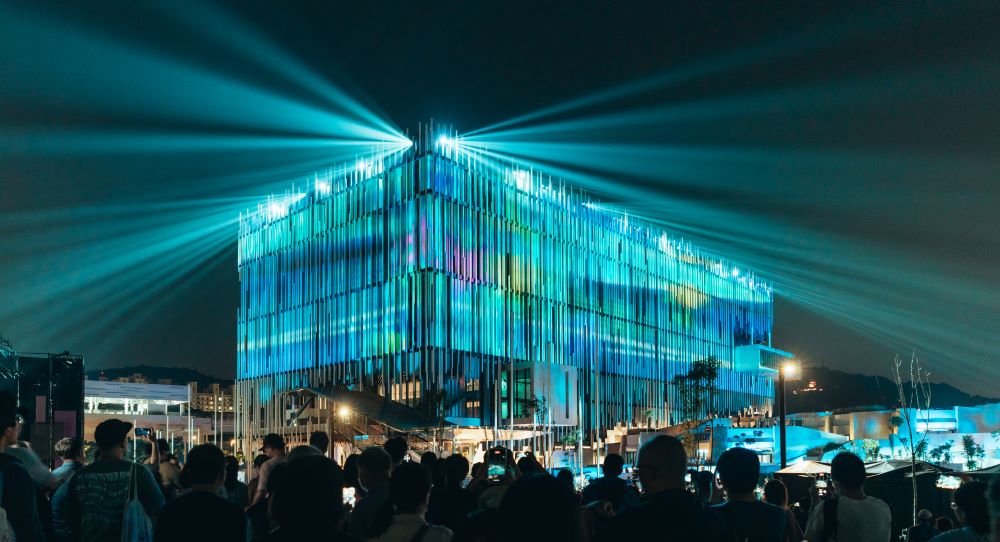 台北觀光博覽會5/23登場 新北館多元好康秒懂 2 《圖說》熱門景點新北市美術館,雙北世壯運幕典禮即將在該館免費展出,當天還有Energy等歌手表演。〈觀旅局提供〉