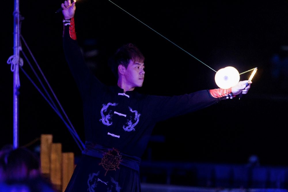 水花火花煙花SHOW起來 碧潭水舞「轉動騎激」6米水柱 2 《圖說》開幕當晚由「鈴極限表演團」帶來炫目的夜光扯鈴演出,結合光影與極限特技,炫麗的扯鈴在夜空中旋轉飛舞,為碧潭水舞季揭開精彩序幕。〈觀旅局提供〉