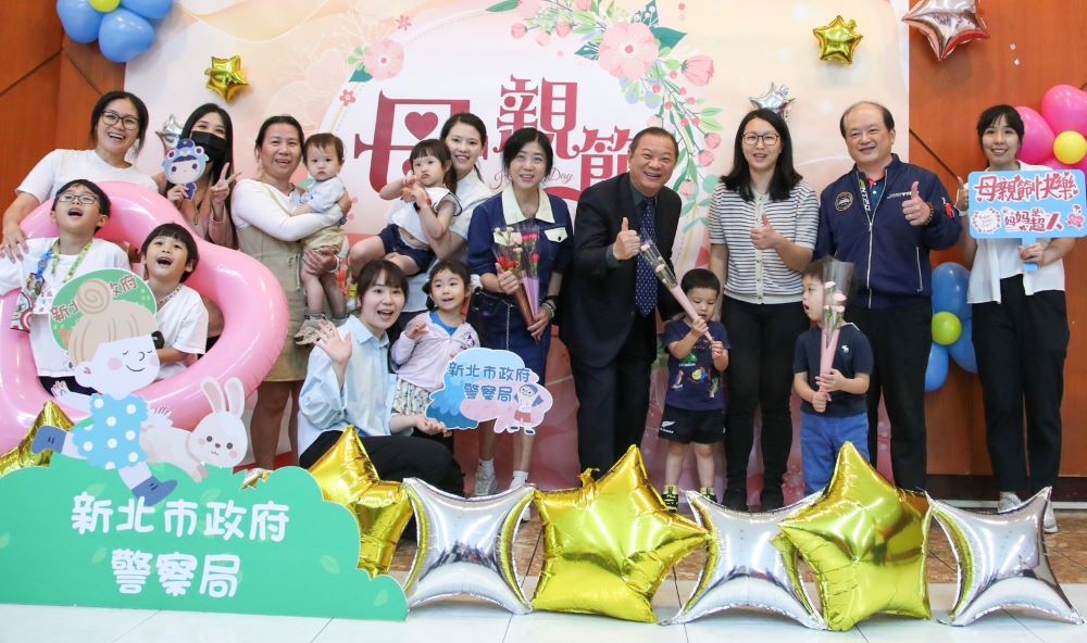 新北警慶母親節 似顏繪最特別、最暖心禮物 1 《圖說》新北市警局『手心的溫度,畫裡的母愛』母親節慶祝活動,局長廖訓誠〈右四〉與母親同仁們及眷屬合影。〈警察局提供〉