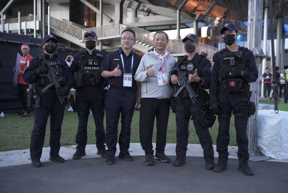 雙北世壯運圓滿閉幕 新北576員警最高規格維安 2 《圖說》警察局長廖訓誠與同仁合影。〈新北市警察局提供〉