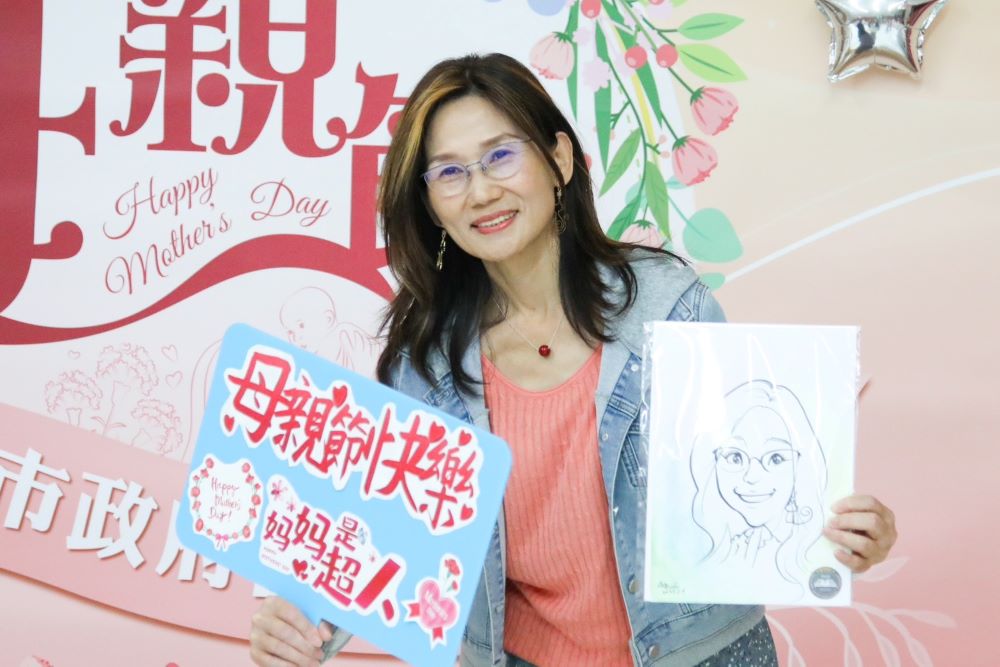 新北警慶母親節 似顏繪最特別、最暖心禮物 2 《圖說》由繪畫家提供母親同仁似顏繪體驗。〈警察局提供〉