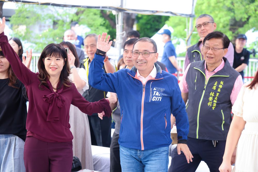 美酒佳餚音樂 府中醉夏趴登場微醺護照陪續攤 2 《圖說》侯友宜與搖擺舞團Swing Taiwan熱情共舞,左一為經發局長盛筱蓉。〈經發局提供〉