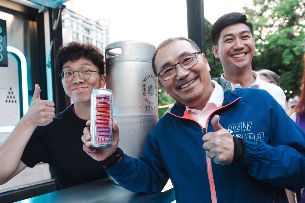 美酒佳餚音樂 府中醉夏趴登場微醺護照陪續攤 4 《圖說》「跑吧Cheers!微醺護照」陪你續攤!活動串聯板橋人氣餐酒館推出集章挑戰,即日起至5月18日,只要到合作店家消費並集滿2間店家印章,即可至活動現場兌換限量微醺飲品。〈經發局提供〉