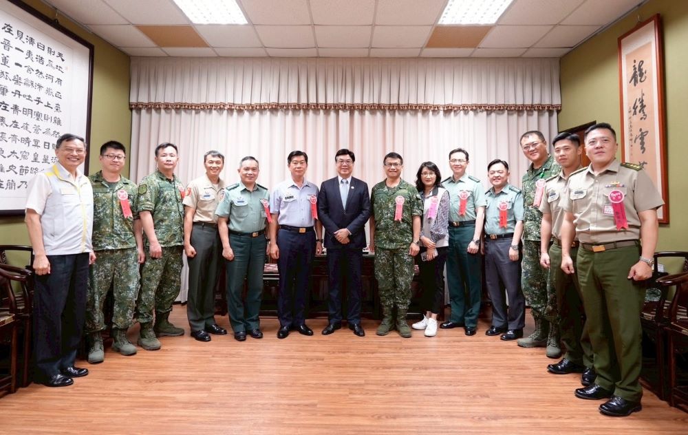 感謝國軍守護家園 劉和然端午勞軍獻暖意 1 《圖說》新北市副市長劉和然今(15)日代表市長侯友宜率市府團隊前往新北市後備指揮部,致贈慰勞金及慰勞品予11個國軍單位,表達對國軍的肯定與支持,左一為民政局專委莊茂坤。〈民政局提供〉