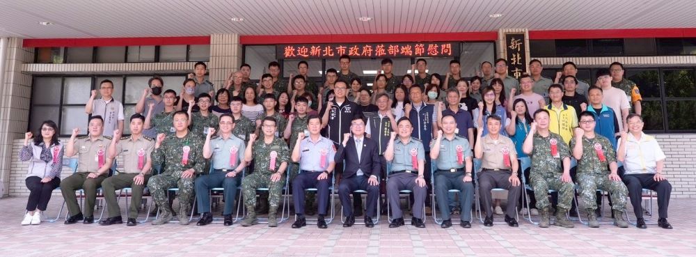 感謝國軍守護家園 劉和然端午勞軍獻暖意 2 《圖說》劉和然與國軍弟兄合影。〈民政局提供〉