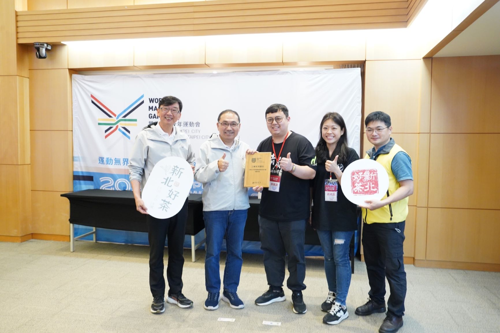 連獲國際大獎肯定 新北茶青展實力 1 《圖說》三峽區天芳茶行獲選為亮點茶莊,今日於市政會議獻獎與市長侯友宜分享榮耀,左一為農業局長諶錫輝。〈農業局提供〉