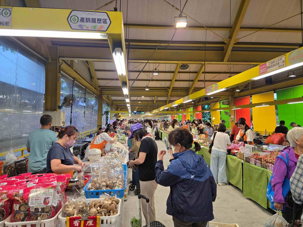 花蓮大西瓜產地直送 新北助銷市集展售 3 《圖說》新北市農業局歡迎民眾至希望廣場支持花蓮農特產品。〈農業局提供〉