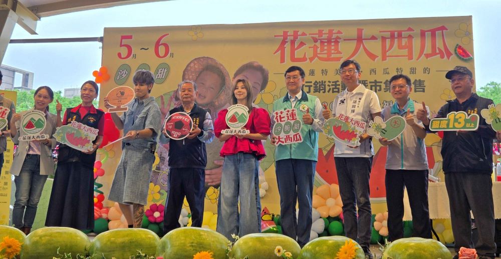 花蓮大西瓜產地直送 新北助銷市集展售 1 《圖說》新北農業局長諶錫輝〈右3〉今日出席台北希望廣場農民市集舉辦花蓮大西瓜行銷活動暨市集展售活動。〈農業局提供〉